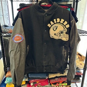 Chaqueta bordada universitaria vintage años 80 rara línea de tiza NFL Oakland Raiders XL - Imagen 1 de 9
