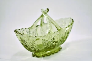 VTG FENTON Green Glass 'Daisy & Button' Oval Basket w/ Twig Handle - Picture 1 of 5