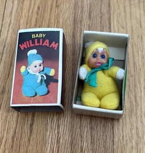 Bambola vintage anni 70 Baby William Match Box in scatola originale anni 70 gialla mini piccola - Foto 1 di 5