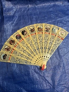 Ventilador de celuloide de recuerdo vintage años 50 7" 9 paneles perforados conectados con cable rojo - Imagen 1 de 6