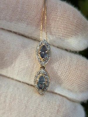 Collar y colgante de alejandrita verde natural de oro amarillo de 9 quilates Foto 1 de 4