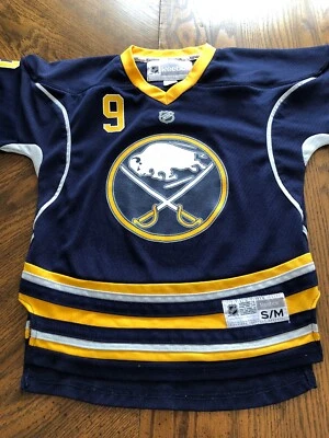 CAMISETA DE HOCKEY BUFFALO SABLES DEREK ROY NHL BUEN LOGOTIPO JUVENIL TALLA PEQUEÑA/MEDIANA S/M Foto 1 de 4