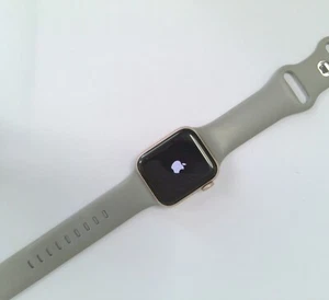 Apple Watch Series 4 40mm GPS + Cellular - Gold - With Sports Band BH 72% - Picture 1 of 5