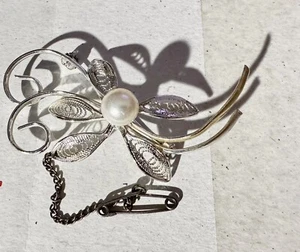 Vintage Brooch Filigree Silver Tone Faux Pearl Floral Pin With Safety Chain - Picture 1 of 8