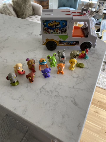Grocery Gang The Uggly’s Pet Shop Battery Operated Truck & 13 Piece Figure lot Cover