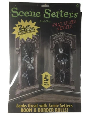 Decoraciones de pared What Lurks Within Skeleton casa de Halloween escena gótica Foto 1 de 4