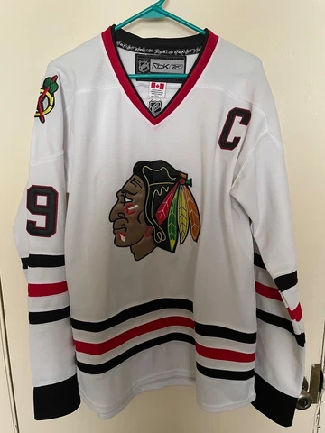 Chicago Blackhawks Jonathan Toews Jersey (Mens, Size 48) Cover