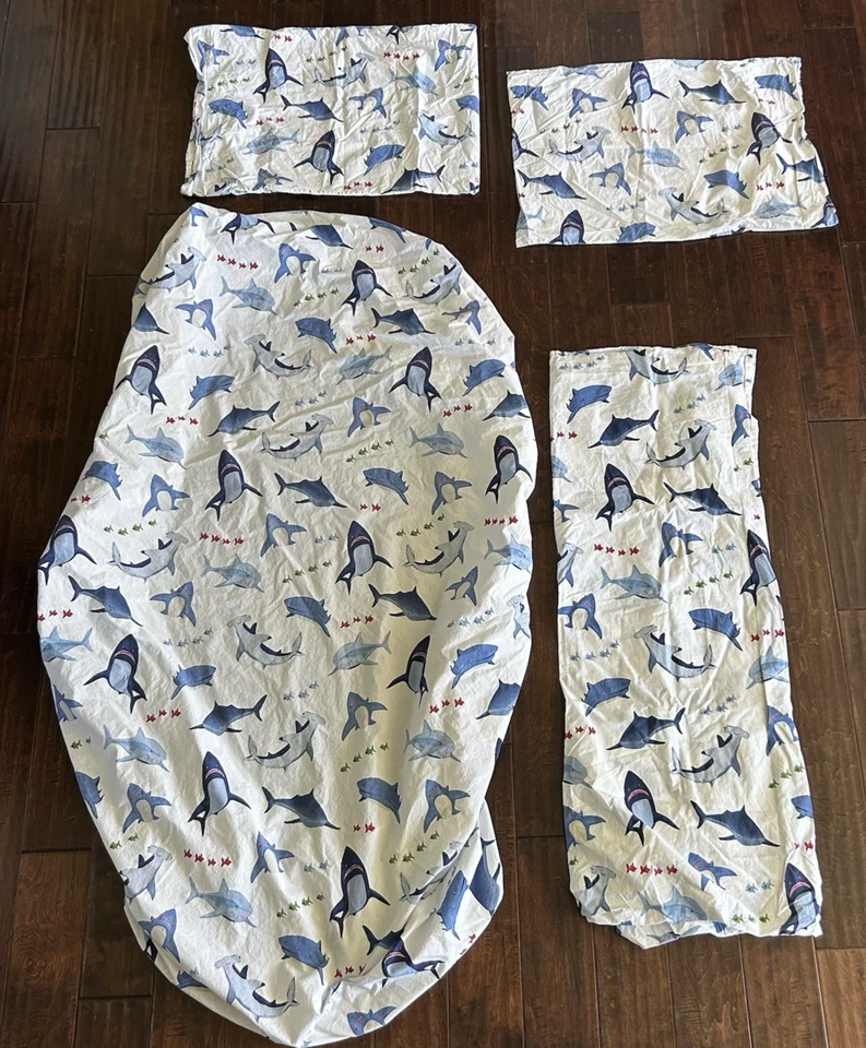 Funda de almohada Pottery Barn Kids Shark Mordedura Sábanas Doble Plana Ajustable 4 piezas Ocean Leer Foto 1 de 4