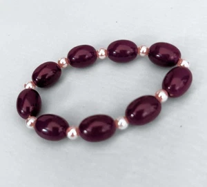 Pulsera elástica púrpura y perla cuentas acrílicas cordón elástico por Scrap Ditty - Imagen 1 de 3