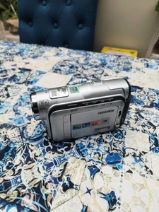 Samsung VP-D101 Handheld Mini DV Camcorder UNTESTED NO CHARGER READ NOTES - Picture 1 of 10