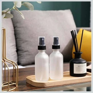 NEU Set mit 2 kleinen klaren Milchglas-Sprühflaschen 2 Unzen nachfüllbar Reisegröße - Bild 1 von 4