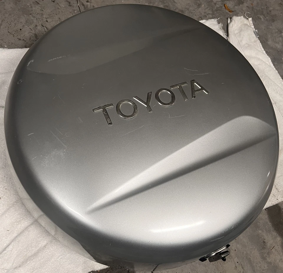 Toyota RAV4 2001-2005 cubierta de neumático de repuesto puerta trasera conjunto de cubierta dura OEM plateado Foto 1 de 4