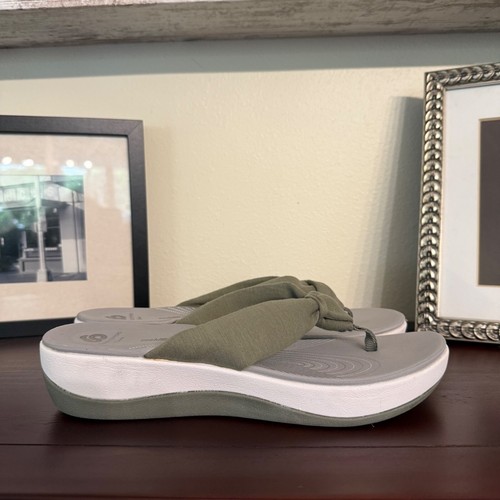 Infradito Clarks Cloudsteppers con cinturino annodato verde oliva taglia 11 nuove senza scatola