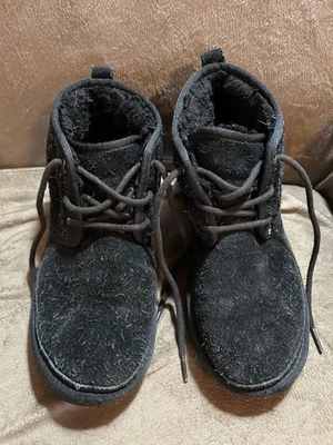 UGGs 女式 Neumel 黑色麂皮绒短靴 6 码黑色 — 第 1/4 张图片