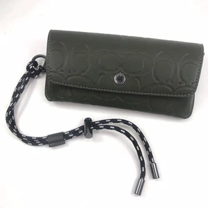 Estuche para gafas de sol Coach de cuero trébol oscuro firma C cordón elástico C9989 - Imagen 1 de 10