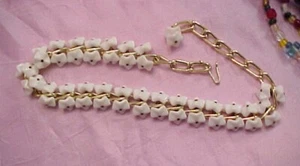 Collar Vintage Tono Dorado Blanco Leche Vidrio Flores Cuentas 16" Lindo y Delicado - Imagen 1 de 4