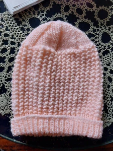 Un gorro rosa tejido a mano 9/12 meses en hilo DK - Imagen 1 de 1