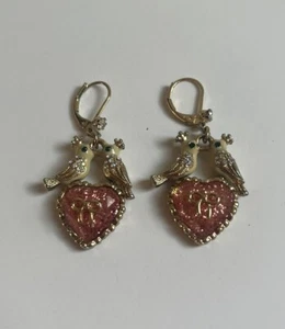 Vintage Betsey Johnson Love Birds Pink Heart Bow Enamel Earrings - Picture 1 of 4
