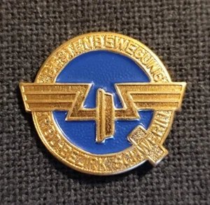 Auszeichnung DDR: Abzeichen Bestenbewegung RBD Bezirk Schwerin Gold Reichsbahn - Bild 1 von 4