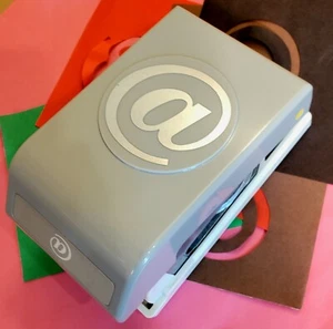 Paper Punch Large "@" at-Symbol EK Tools 2.25" Diameter Round Cutout at Sign Sum - Foto 1 di 4