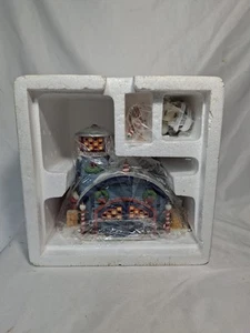 Dept 56 North Pole Series REINDEER FLIGHT SCHOOL Lighted 56404 Christmas Village - Picture 1 of 6