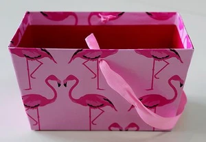Cubo de regalo utilitario rectangular de cartón rosa flamenco con mango de cinta - Imagen 1 de 3