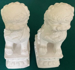 FOO DOG PAIR~ASIATIC LION MALES~WHITE PLASTER~BUDDHISM~PROTECTION SYMBOLS~WOWEE - Picture 1 of 12