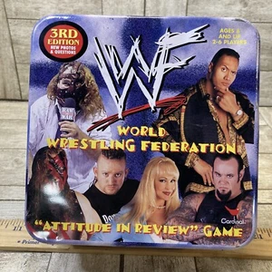 WWE WWF Attitude En Revisión JUEGO Trivia 3ra Edición COMPLETA Caja de Lata 1999 Raro - Imagen 1 de 6