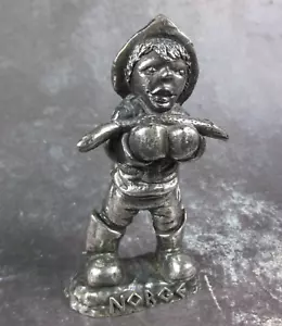 Estatuilla de peltre de colección Krage Noruega Norge 8910 niño sosteniendo bacalao pez 3-5/8" de alto - Imagen 1 de 17