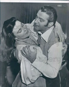 1957 Press Photo Italian Opera Singers Enzo Sordello & Eugenia Ratti 1950s - Picture 1 of 2