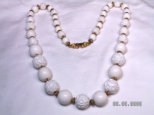 Vintage Monet Gradué Ton Doré , Blanc Lucite Perles Collier - Photo 1 sur 10