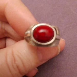 Alliance Band Of Feather Made from Unknown Metal + red gem 3ct SzUK R USA 8.5 - Picture 1 of 4