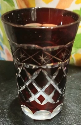 Vaso de sake de vino de cristal cortado edición japonesa Kiriko rojo rubí 3 1/2" de alto 2" en la parte superior Foto 1 de 3