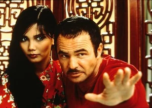 SUZEE PAI & BURT REYNOLDS in "Sharky's Machine" - Original 35mm FARBDIA - Bild 1 von 3