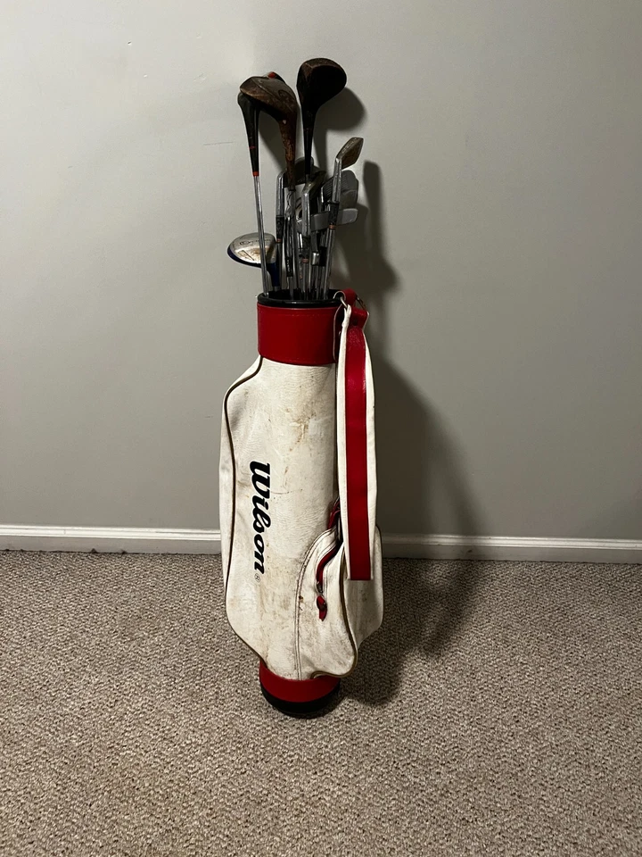 Bolsa de golf Wilson vintage roja/blanca con correa con varios palos de golf surtidos Foto 1 de 4