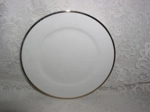 Plato de ensalada/postre de porcelana fina Linens N Things blanco con adorno dorado - Imagen 1 de 3