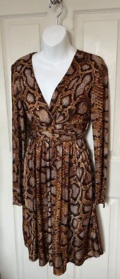 Vestido feminino Altuzarra for Target estampa de cobra sedosa gola V com zíper marrom 8 - Imagem 1 de 4