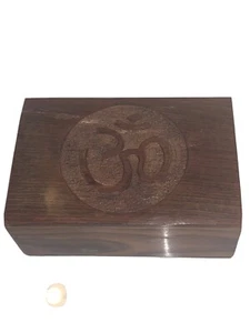 HEILIGES OM SYMBOL 4 x 6" HANDARBEIT GESCHNITZT MASSIVHOLZ SCHATULLE TIBETISCHER BUDDHISMUS INDIEN - Bild 1 von 3