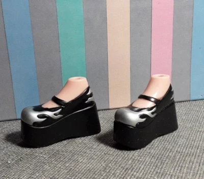 "BRATZ DOLL", MGA "Xpress It", scarpe per "JADE" modello 2002 - Immagine 1 di 4