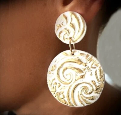 1 Paar Clips Ohrringe Rund mit Struktur Fantasie Chandelier Handarbeit  6cm - Bild 1 von 4