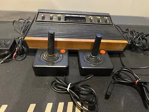 Atari 2600 Console Originale 4 Switch Console Joystick Gioco FUNZIONANTE Lotto - Foto 1 di 4