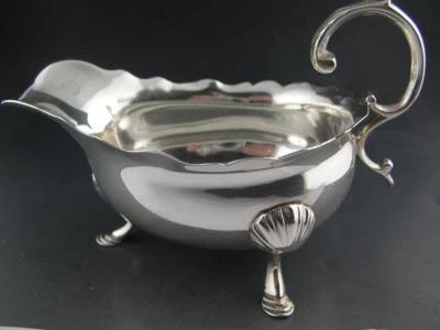 Barco de salsa de plata Early George II GEORGE CAMPAR Londres 1752 con cresta Foto 1 de 4