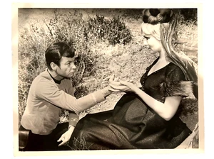 DeForest Kelley - Star Trek Dr McCoy 8x10 Negro Blanco Foto Julie Newmar - Ellen - Imagen 1 de 3