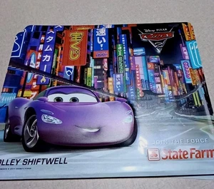 2011 Cars 2 Disney Pixar State Farm 11"x14" Holley Shiftwell geprägtes Blechschild - Bild 1 von 4