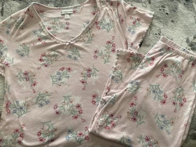 Conjunto de pijama para mujer talla grande manga corta capri marca Miss Elaine Foto 1 de 3