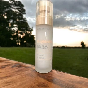 Suero facial corrector de manchas oscuras iluminador Nature Love vitamina C regaliz 2 oz - Imagen 1 de 3
