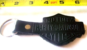 PORTACHIAVI HARLEY DAVIDSON VINTAGE PELLE BAR & SHIELD LOGO IN RILIEVO - Foto 1 di 3
