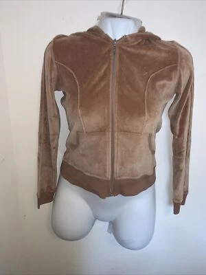 Sudadera con Capucha Mujer Rampage Canguro Bolsillo Cremallera Frontal Terciopelo Color Camel Talla Pequeña Foto 1 de 4