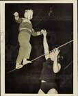 1963 Pressefoto Seine Mutter assistiert Bert Mahopin Jr. während der Aufführung, Chicago