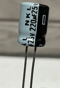 Condensador genérico NKL 220uf25 (paquete de 5) - Imagen 1 de 8